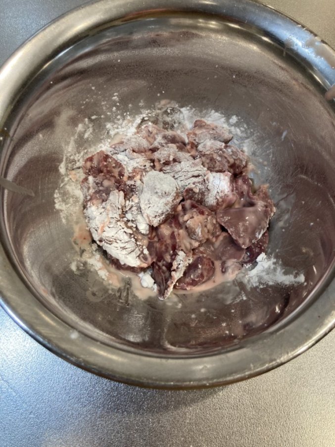 レバーに片栗粉をまぶす